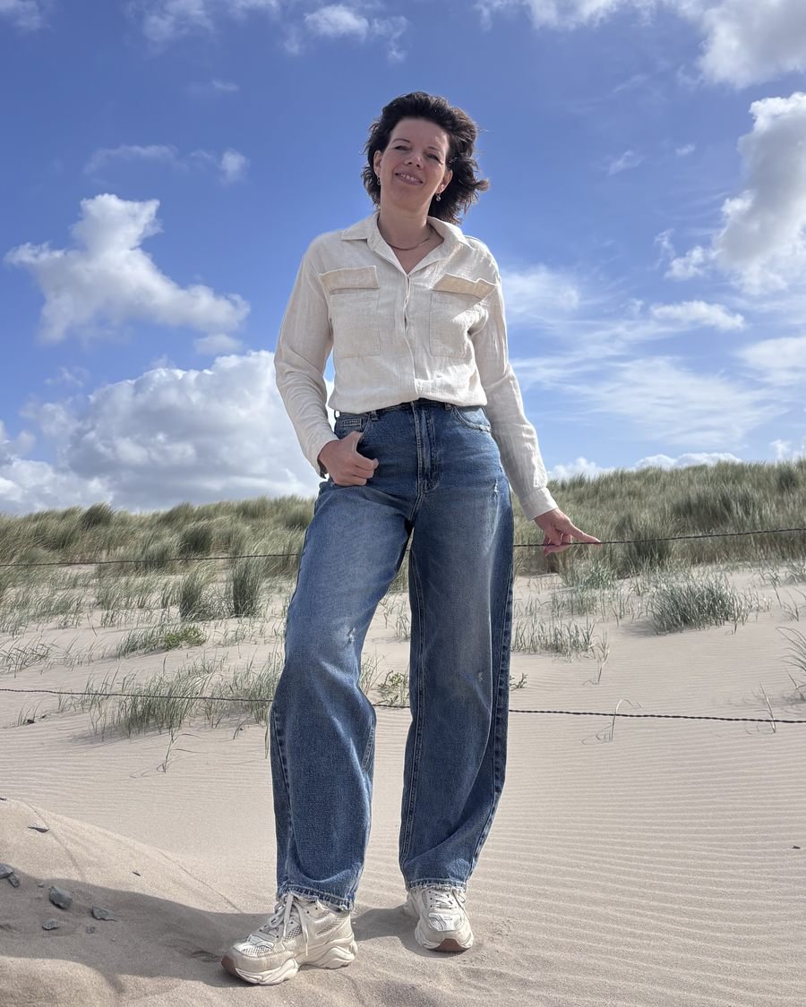 Danielle Versteegh staat lachend in de duinen